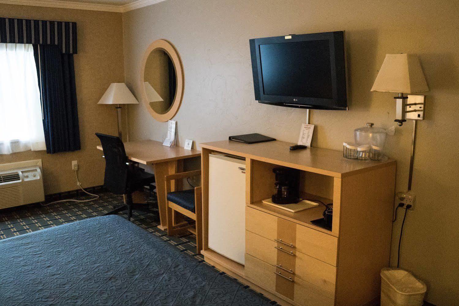 Red Roof Inn & Suites Newport - Middletown, Ri Esterno foto