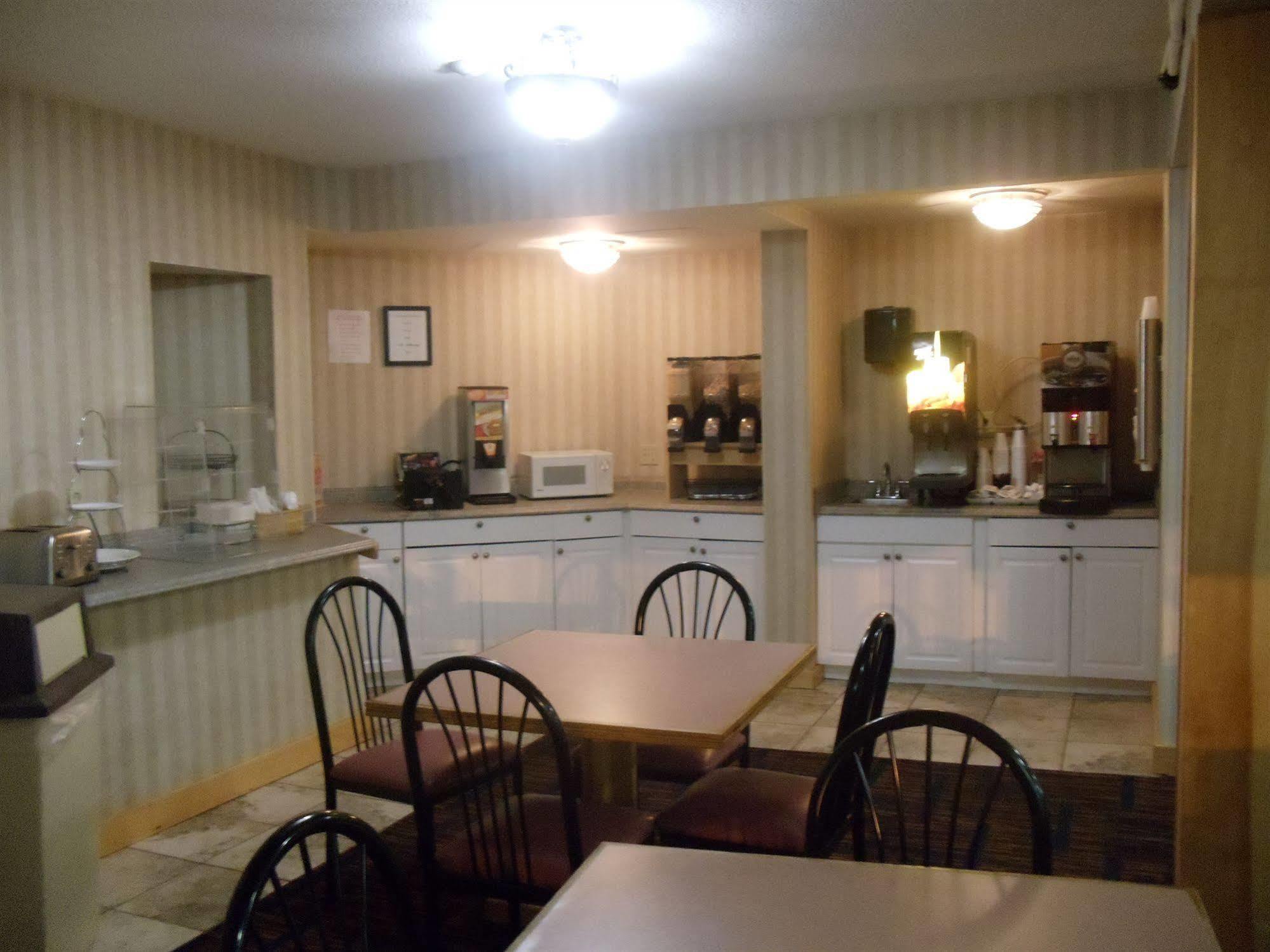Red Roof Inn & Suites Newport - Middletown, Ri Esterno foto